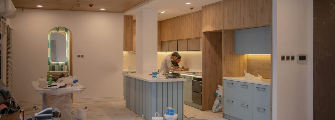 Pareja remodelando su casa.jpg